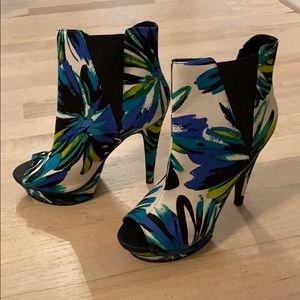 Michael Antonio size 9 platform heel booties